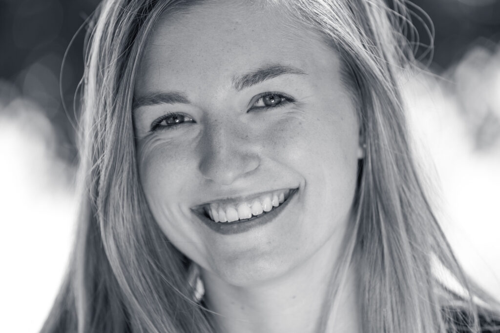 Eine lachende Frau im Porträt, aufgenommen bei einem Shooting an der Alster in Hamburg.