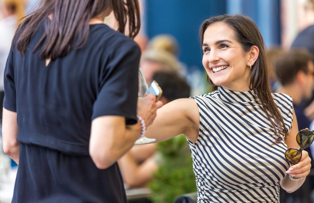 Frau lacht herzlich und unterhält sich im Restaurant Alte Liebe in Hamburg.