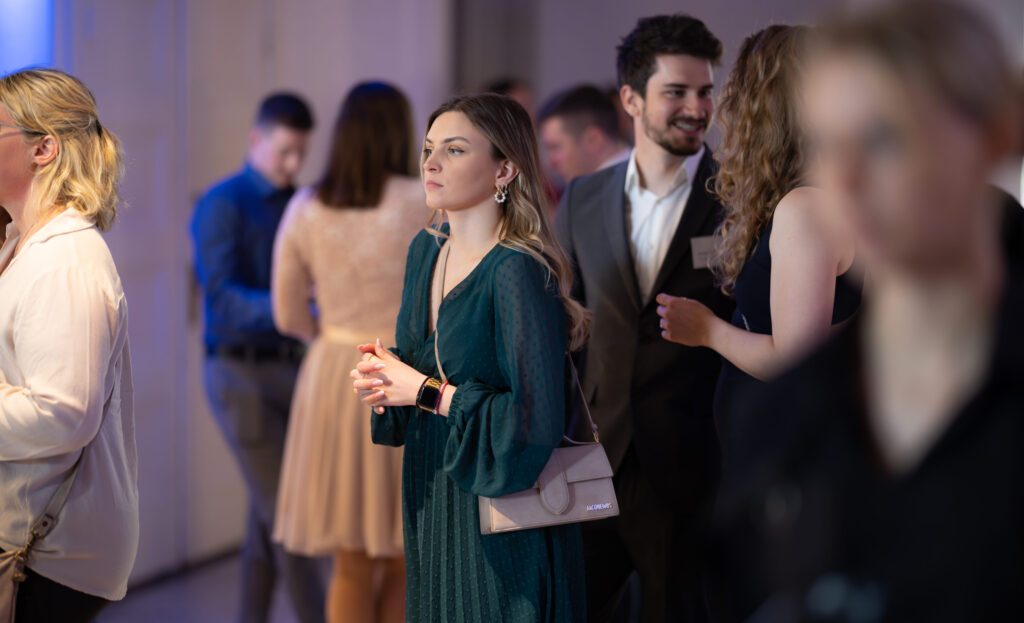 Junge Frau in grünem Kleid steht nachdenklich bei einer Veranstaltung im Curio-Haus Hamburg.