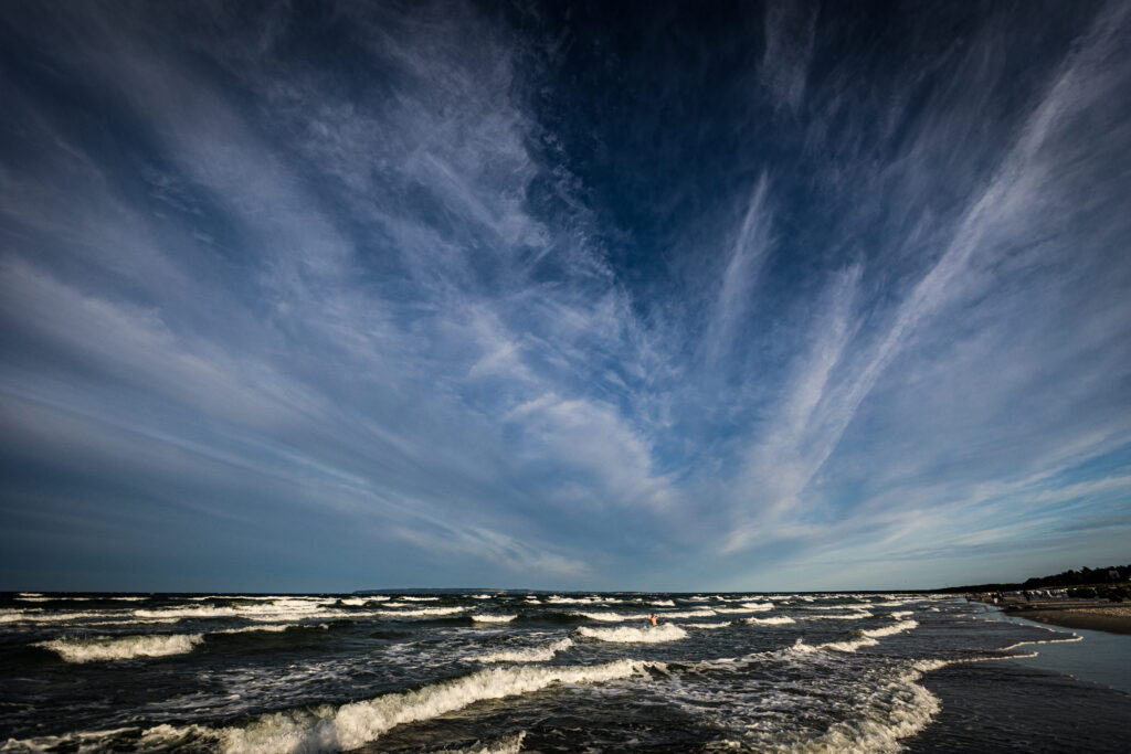 Ostsee: Tosende Wellen treffen auf weiten Himmel – Naturgewalt pur an der Küste.