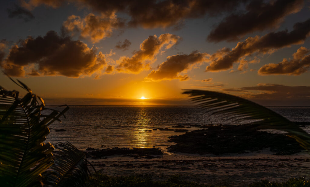 Mauritius: Sonnenaufgang an der Ostküste – der Tag erwacht über dem Indischen Ozean.