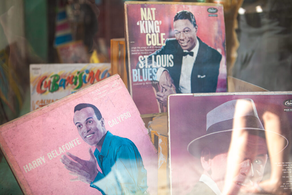 Schaufenster mit alten Schallplatten, darunter Cover von Nat King Cole, Harry Belafonte und Frank Sinatra.